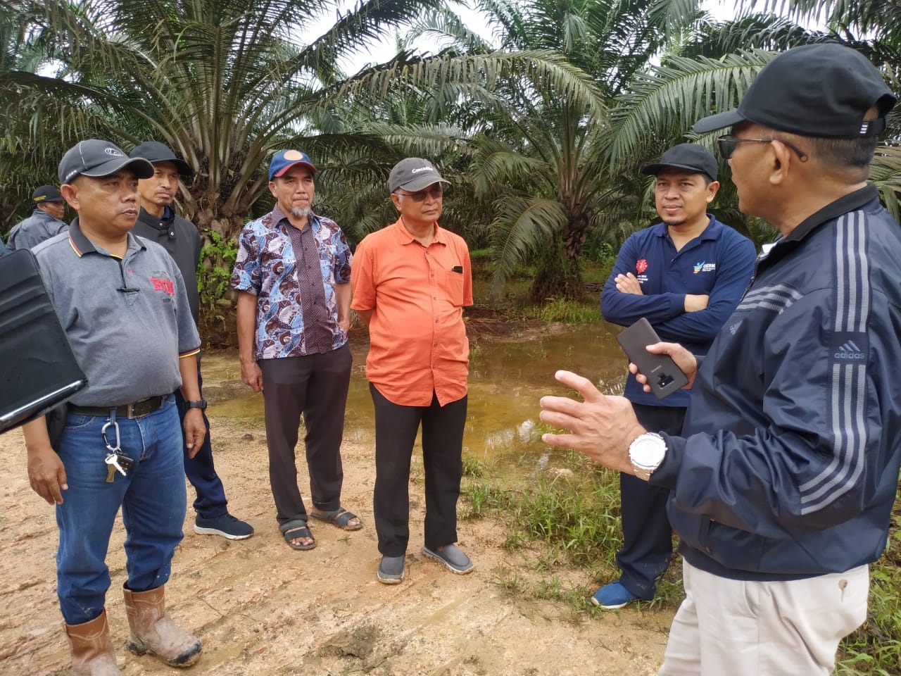 PIMPIN TIM: Bupati Muharram bersama tim meninjau saluran pembuangan perusahaan yang terhubung ke Sungai Segah, serta melihat ikan-ikan yang mati di keramba milik masyarakat, Minggu (5/1).