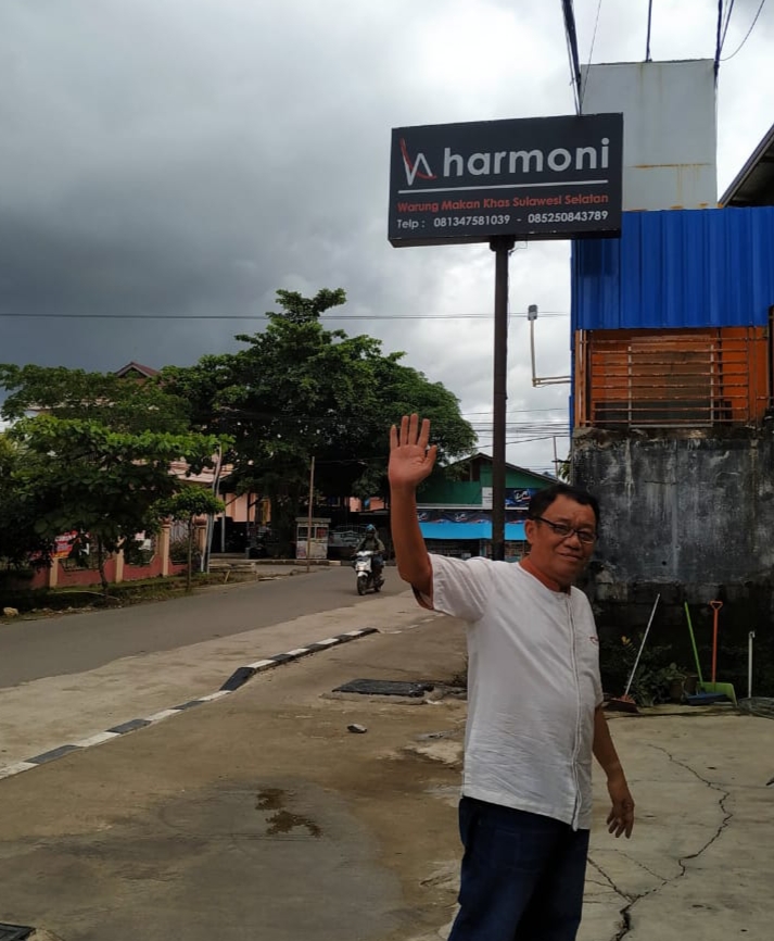 KAPURUNG: Penulis ketika berada di Warung Harmoni, di Jalan Teuku Umar, Tanjung Redeb. Warung yang menyediakan masakan khas Sulawesi Selatan, termasuk Kapurung.