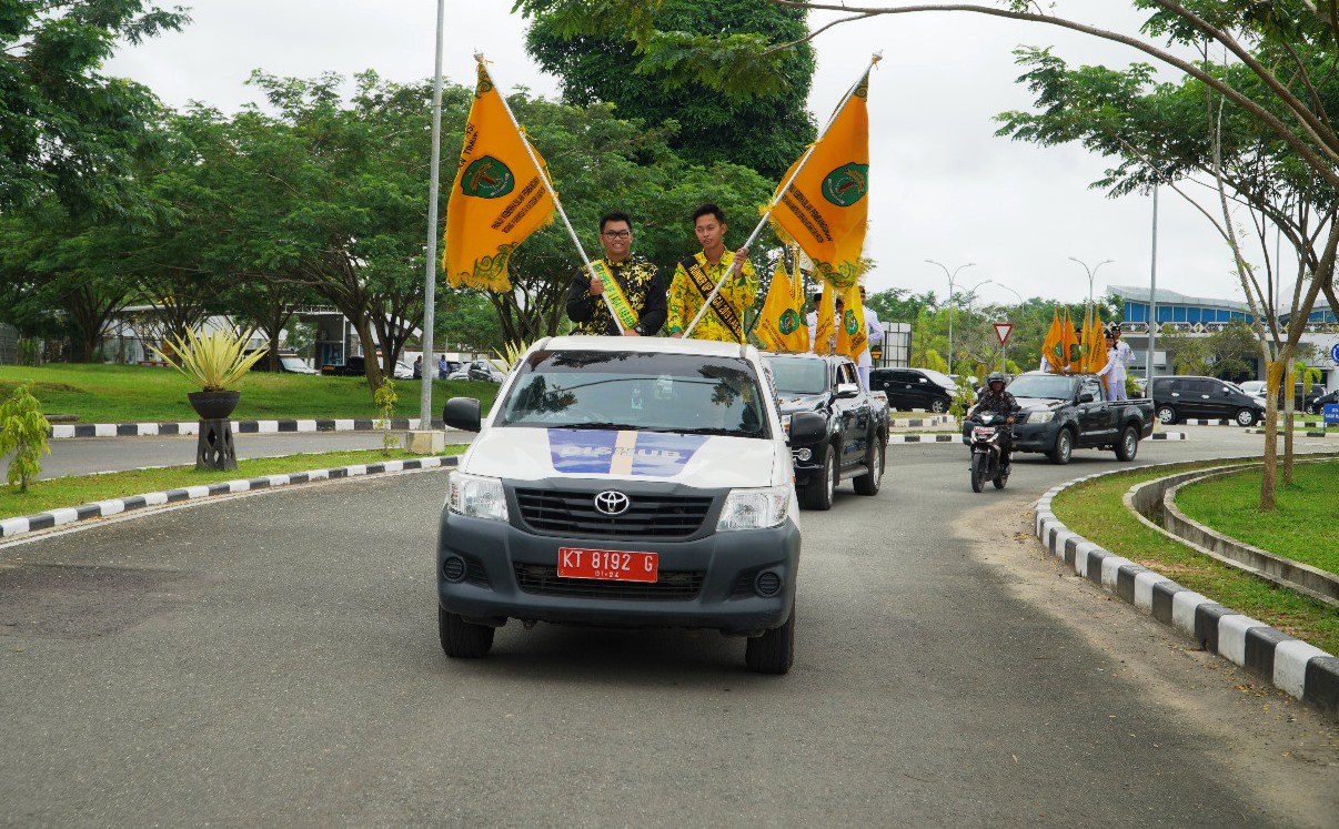 DIARAK: Panji keberhasilan pembangunan yang diterima Pemkab Berau tiba di Bandara Kalimarau dan diarak hingga kantor bupati, di Tanjung Redeb, Jumat (10/1).