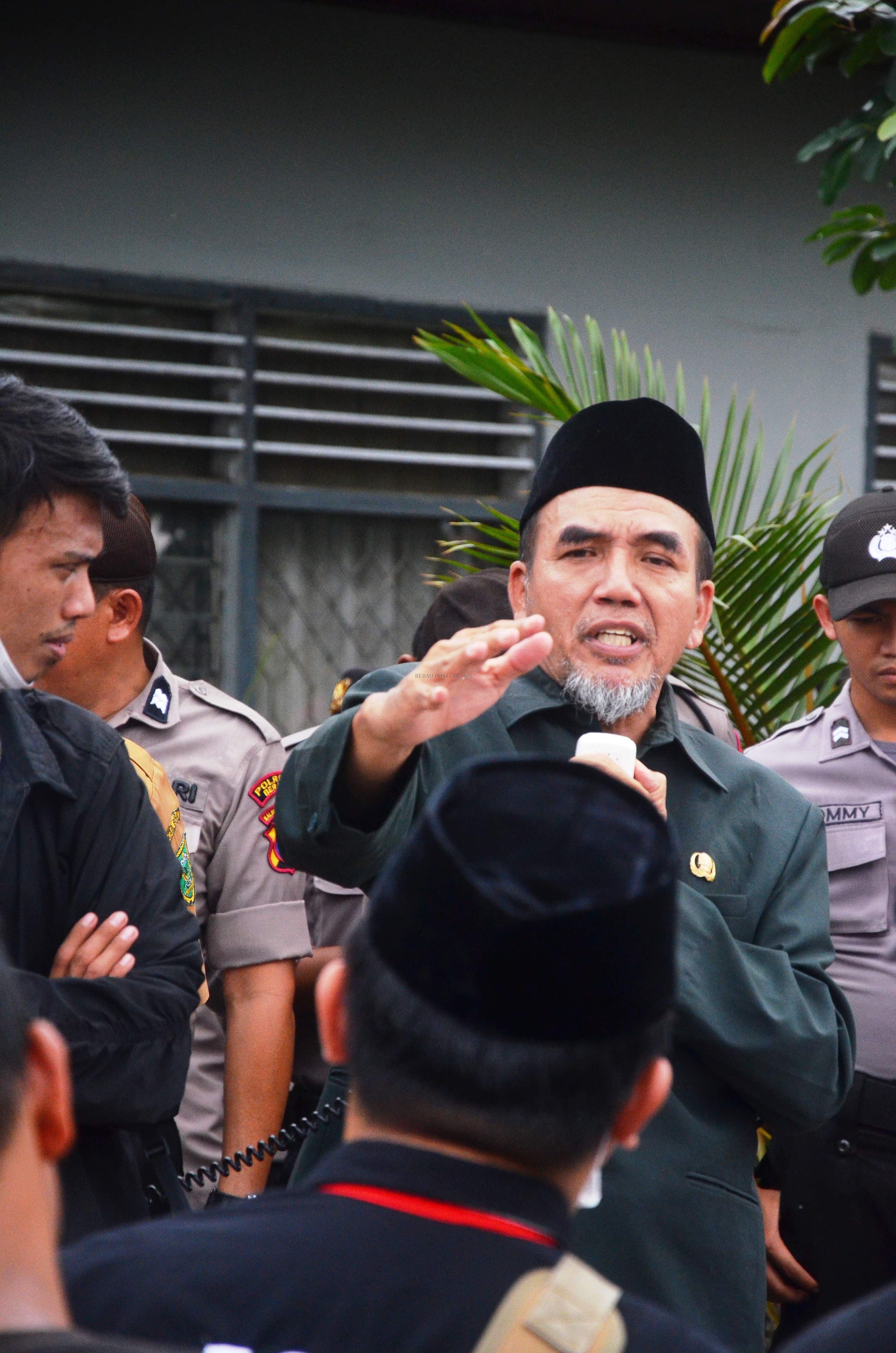 AKSI DAMAI: Puluhan mahasiswa dan pemuda Kabupaten Berau melakukan aksi damai di depan Kantor DLHK Berau, buntut dari perubahan kondisi air Sungai Segah yang diduga tercemar, Senin (13/1).