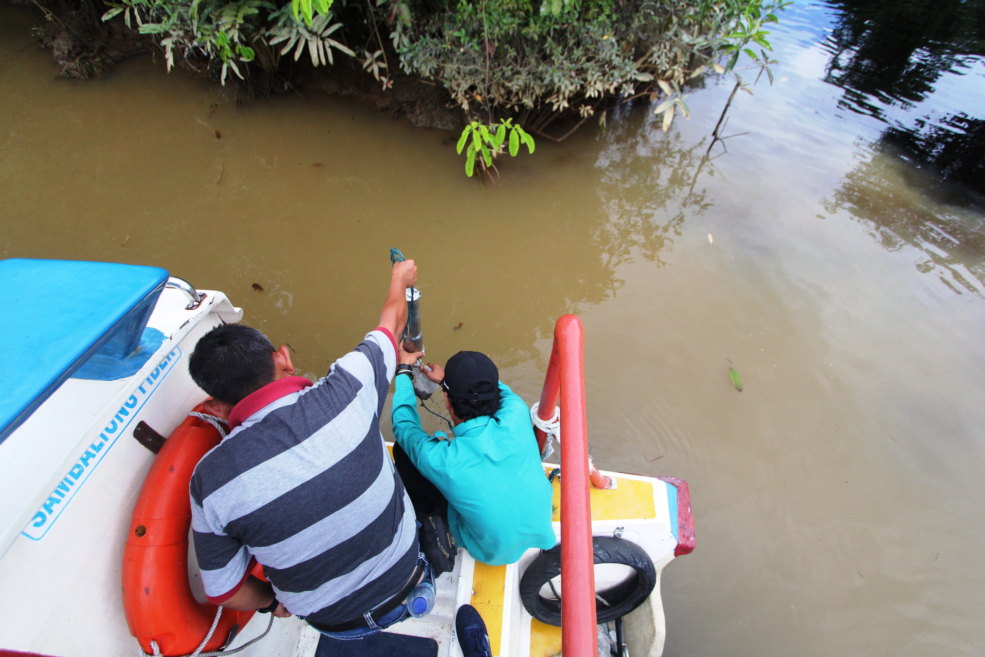 UJI AIR SUNGAI: Pakar Ekologi Perairan dan Pakar Ekologi Lingkungan dari Institut Pertanian Bogor (IPB) turun mengecek kandungan Sungai Pura dan Sungai Segah.