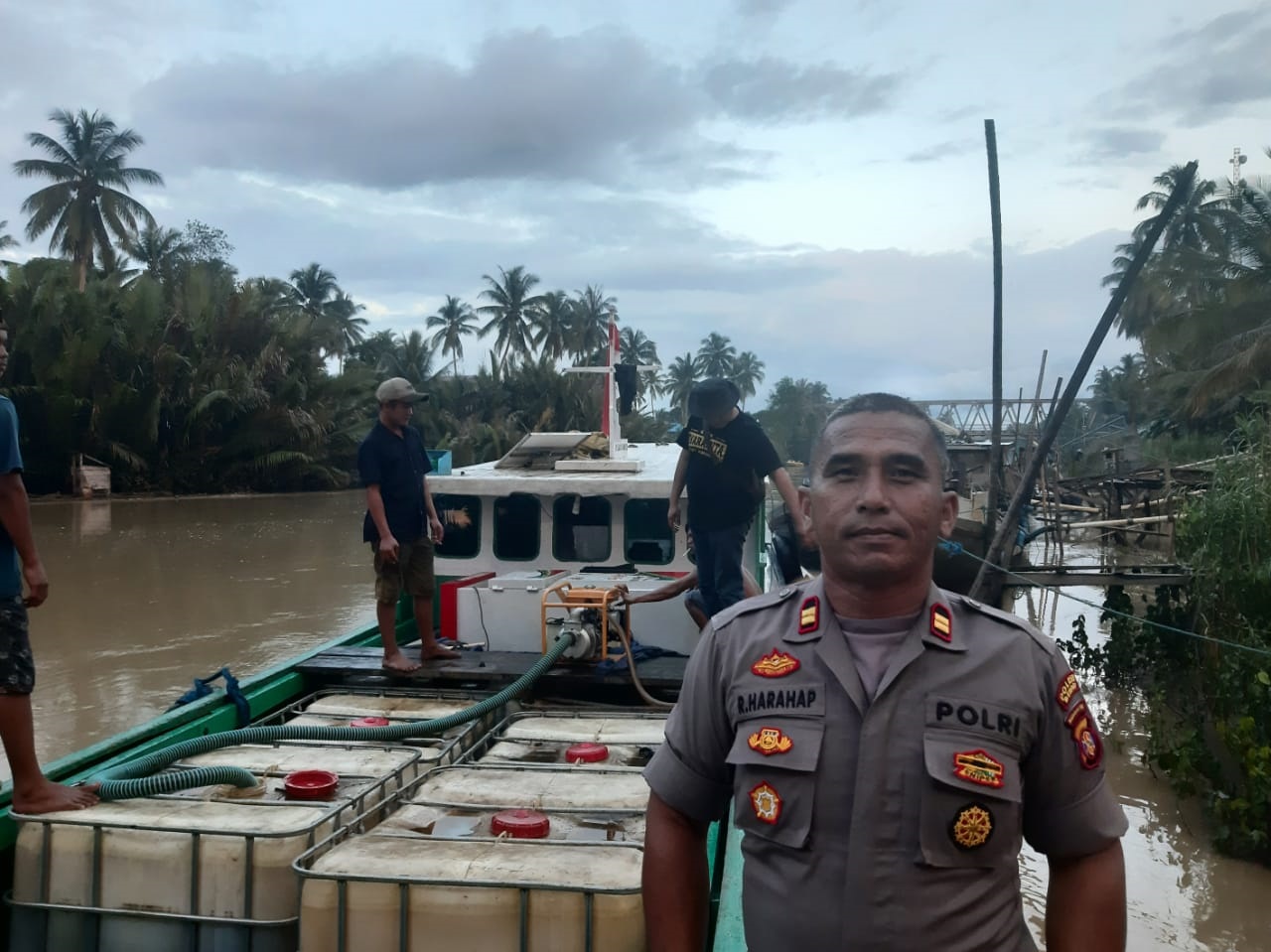 PENAMPUNGAN BBM: Kapolsek Tabalar, Iptu Ridwan Harahap, usai melakukan penangkapan BBM ilegal di Kampung Tabalar Muara.