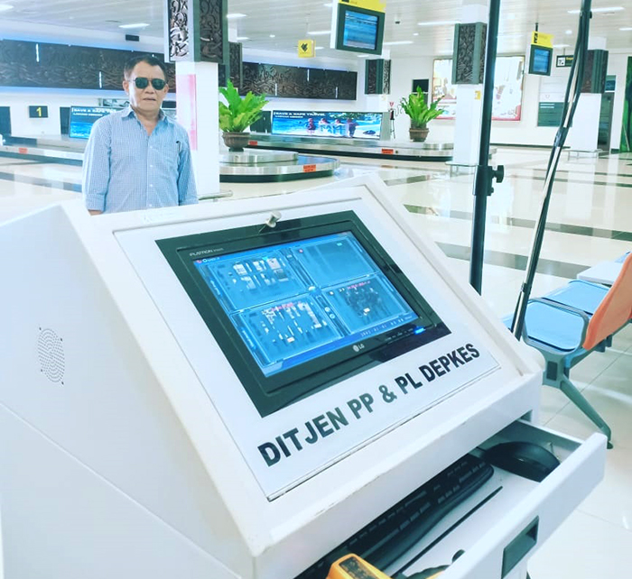 BTS: Penulis ketika melewati Body Thermal Scanner (BTS) di ruang kedatangan Bandara Kalimarau.