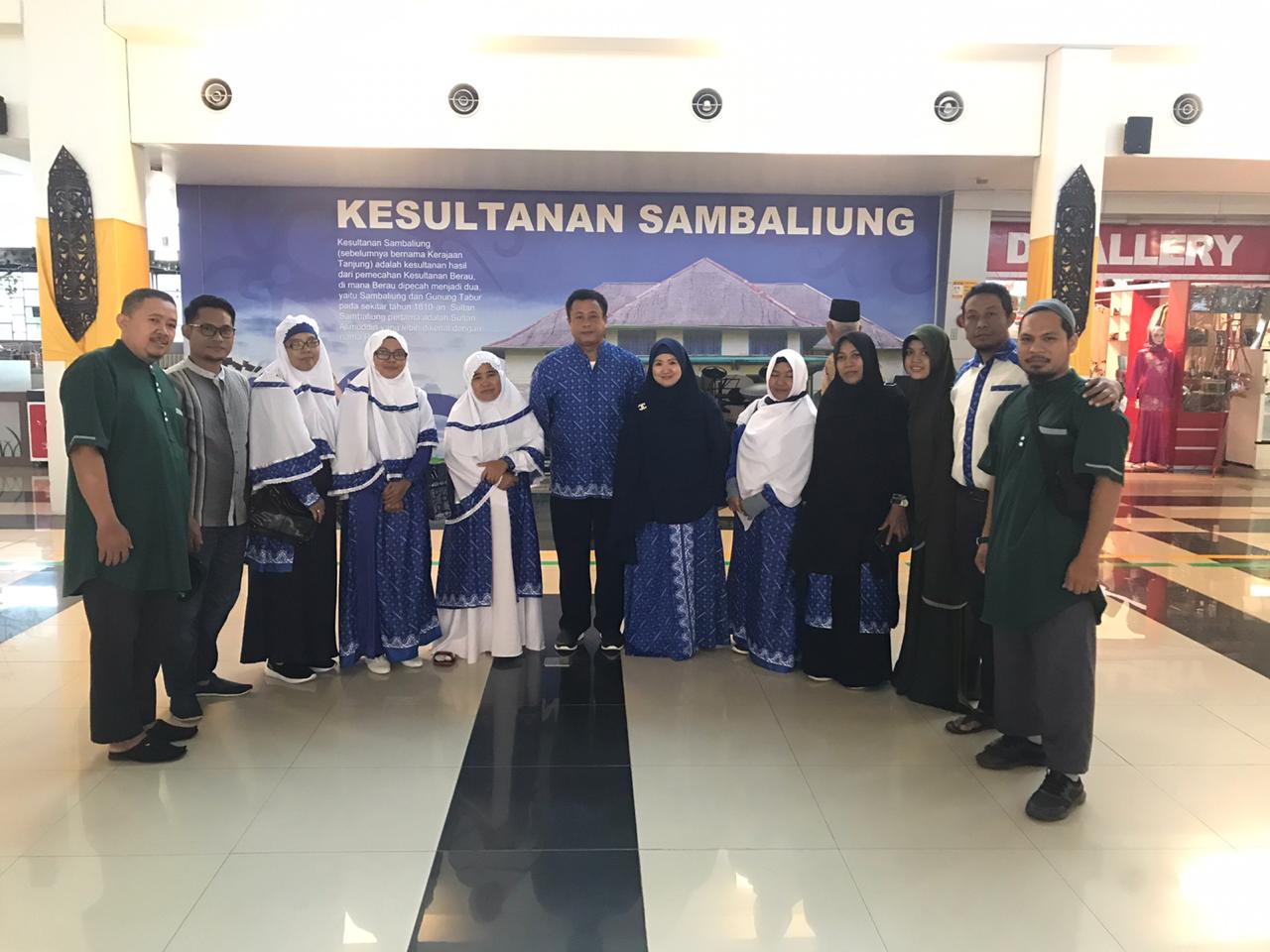 PEMENANG UMRAH UNGGUL MART: Pemilik Minimarket Unggul Mart, Yuli (enam kanan) foto bersama para pemenang ibadah umrah gratis sebelum diberangkatkan, Sabtu (1/2) lalu.