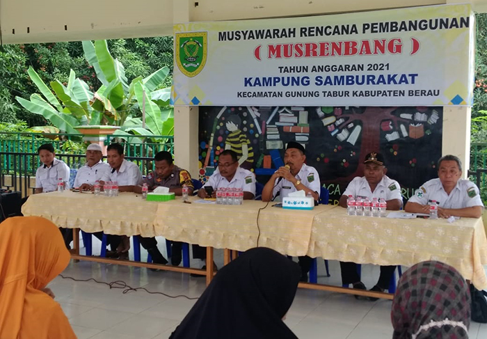 MUSRENBANG: Pelaksanaan musrenbang di Kampung Samburakat, kemarin (5/2).