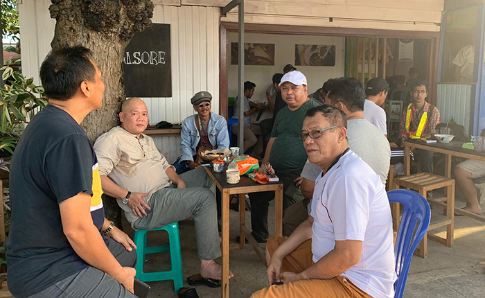 DISKUSI: Tempat tak jadi soal buat sebuah diskusi.  Penulis bersama Wakil Bupati Berau Agus Tantomo, Ketua DPRD Berau Madri Pani, dan Pak Andi Amir anggota DPRD bersama pengunjung Warung Kopi Pagi-Sore.