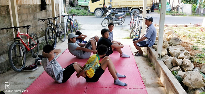LATIHAN: Atlet pemula saat menjalani latihan teknik dan fisik di Sekretariat ISSI Berau, kemarin (8/2).