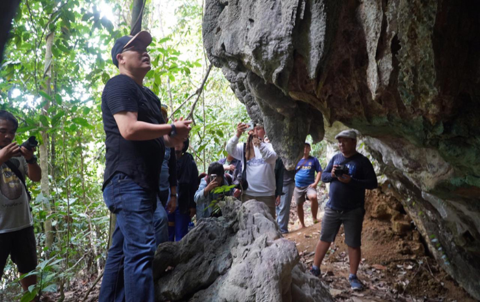 MAKAM SUKU DAYAK: Wabup Agus Tantomo bersama rombongan ketika berada di level tiga Gua Tembakau.