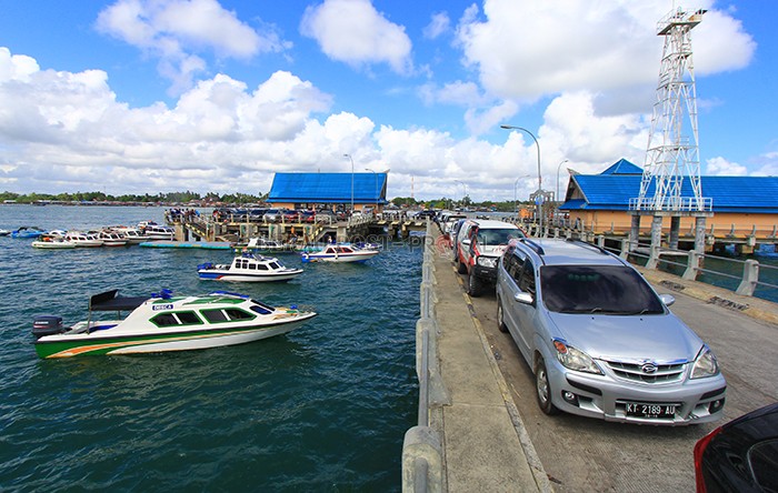 LANGKAH ANTISIPASI: Dishub akan melarang kendaraan parkir di atas dermaga di Kampung Tanjung Batu. Hal itu untuk mencegah ambruknya dermaga karena harus menahan beban yang cukup berat.
