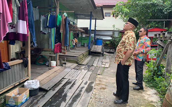 KENANGAN: Penulis bersama Wakil Bupati Berau Agus Tantomo, melihat salah satu lokasi yang pernah ditempati keluarga dan orang tuanya di Teluk Bayur.