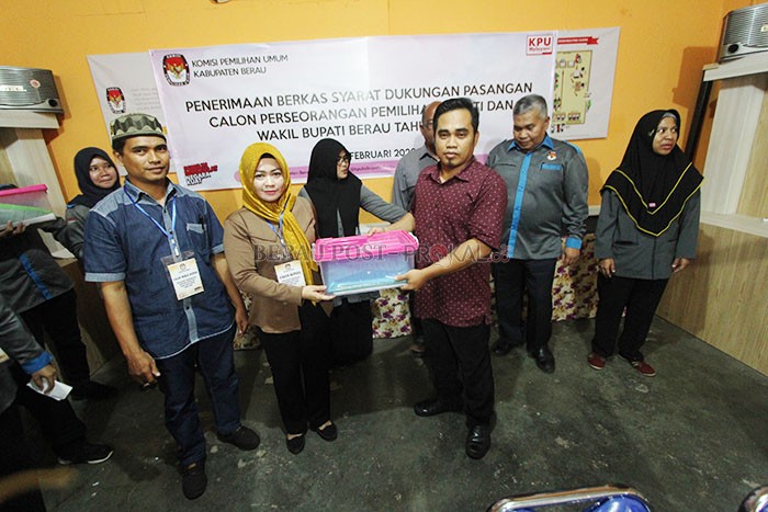 SIMULASI: KPU Berau menerima berkas syarat dukungan calon bupati dan wakil bupati Berau dari pasangan calon independen atau perseorangan.