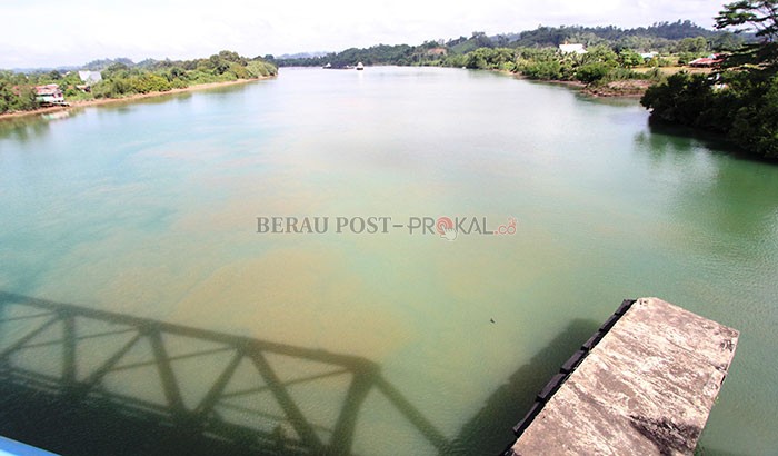 BELUM NORMAL: Kondisi air Sungai Segah yang terpantau kembali berwarna hijau kemarin (18/2).