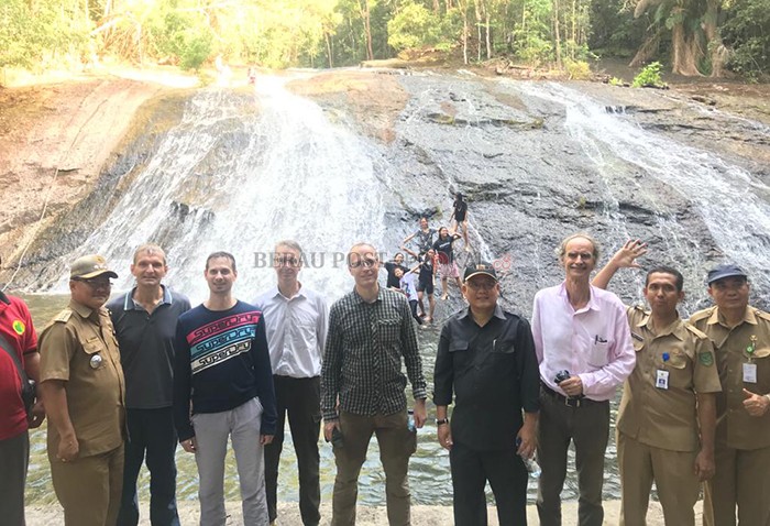 BUTUH PERBAIKAN AKSES: Air Terjun Tambalang salah satu objek wisata di Kampung Tepian Buah. Akses menuju lokasi wisata ini masih butuh perhatian.