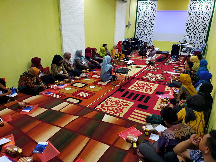 BERI MOTIVASI: Salah seorang guru memberikan materi mengenai GSM dalam seminar kemarin.