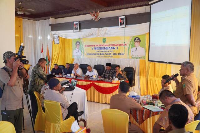 SAMPAIKAN USULAN: Salah satu kepala kampung menyampaikan usulannya saat musrenbang di Kecamatan Gunung Tabur, Jumat (21/2)