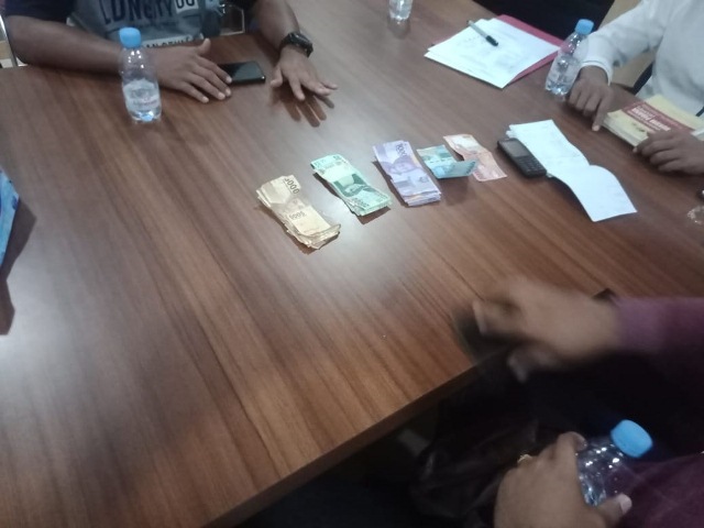 TAK BERKUTIK: Andi Nasir (53) serta sejumlah barang bukti saat diamankan polisi.