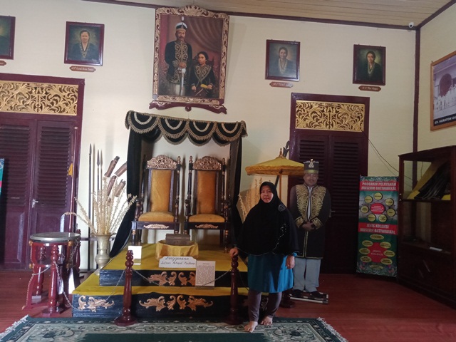 SINGGASANA SULTAN: Penjaga Museum Batiwakkal Nurul Masita saat menunjukan singgasana yang ada di dalam Museum Batiwakkal, Gunung Tabur.