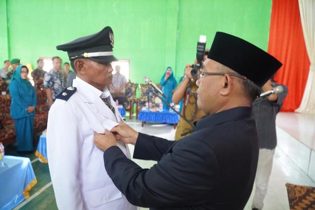 LANTIK: Bupati Muharram melantik Tahang sebagai Kepala Kampung Kasai, Kecamatan Pulau Derawan, kemarin (27/2).