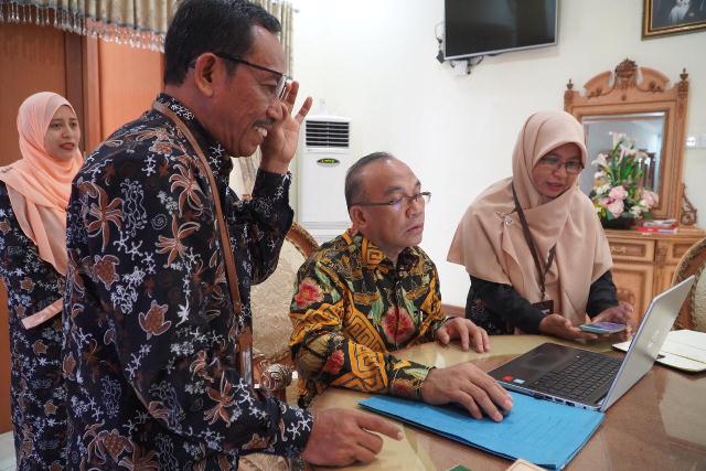 ISI DATA: Bupati Muharram melakukan pengisian data sensus penduduk secara Online, didampingi Kepala BPS Berau Bahramsyah, Kamis (27/2).