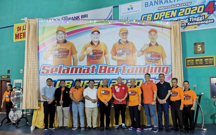 RESMI DIBUKA: Bupati Berau Muharram dan Wakil Bupati Berau Agus Tantomo berfoto bersama dengan panitia usai secara resmi membuka pagelaran CB Open  ke-IV.