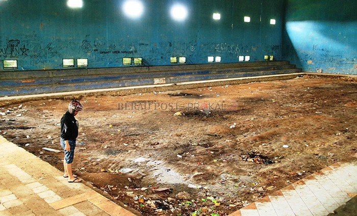 BELUM TERSENTUH PERBAIKAN: Kondisi gedung bulutangkis yang sejak selesai dibangun tahun 2002 lalu namun tak kunjung dimanfaatkan.