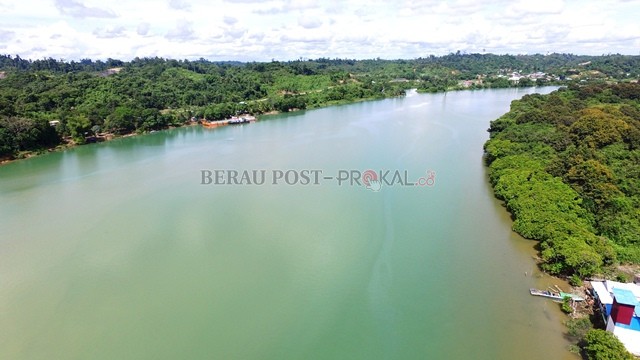MENGHIJAU LAGI: Kondisi air Sungai Segah yang kembali menghijau, (6/3). Bupati Berau Muharram langsung menggelar pertemuan dengan sejumlah pihak membahas tentang perubahan air Sungai Segah itu.