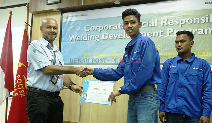 TUTUP PELATIHAN: PT Sanggar Sarana Baja (SSB) bersama PT Berau Coal telah menggelar kegiatan Welding Development Program di Balai Latihan Kerja Balikpapan, Kalimatan Timur. Kemarin (10/3) secara resmi ditutup di Politeknik Sinar Mas Berau Coal.