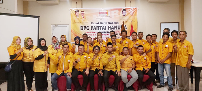MENANGKAN PILKADA: Pengurus DPC Partai Hanura Berau, berfoto bersama usai menggelar Rakercab di Grand Parama Hotel kemarin (10/3).