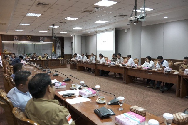 BAHAS GALIAN C: Suasana rapat dengar pendapat mengenai permasalahan pengurusan izin galian C, di ruang rapat gabungan komisi DPRD Berau, Kamis (12/3).