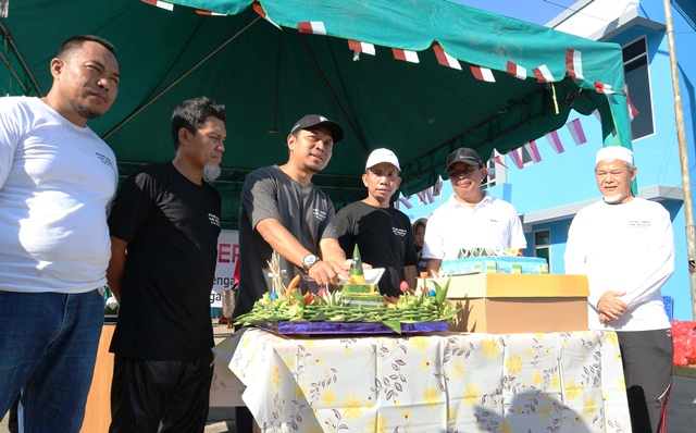 POTONG TUMPENG: Manajemen Perumda Air Minum Batiwakkal merayakan HUT ke-37 tahun dengan menggelar berbagai rangkaian acara di Halaman Kantor Perumda, kemarin (15/3).