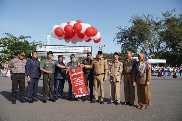 LAUNCHING: Bupati Berau Muharram bersama Wabup Berau Agus Tantomo dan Kajari Berau Jupri dan unsur FKPD melepas balon ke udara pada launching Duta Pelajar Sadar Hukum, kemarin (16/3).