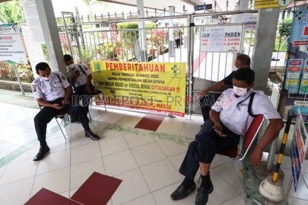 TAK ADA JAM BESUK: Untuk sementara jam besuk pasien rawat inap di RSUD dr Abdul Rivai, ditiadakan.