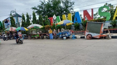MENGGANGGU: Keberadaan PKL di depan Taman Sanggam dinilai mengganggu, karena membuat pengunjung sulit memarkirkan kendaraannya.