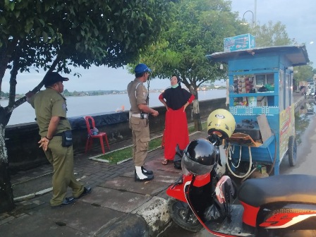 DITERTIBKAN: Petugas Satpol PP Berau saat menertibkan tiga pedagang yang berjualan di areal jalur hijau di Jalan Pulau Sambit beberapa waktu lalu.