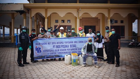 PENCEGAHAN: Petugas dari PT IPB memberikan bantuan penyemprotan disinfektan di beberapa fasilitas Kampung Sambakungan, kemarin.