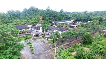 BISA DIMANFAATKAN: Bangunan eks Hotel Cantika Swara di Jalan Pulau Panjang, Tanjung Redeb, tengah dipersiapkan sebagai tempat isolasi pasien Covid-19.