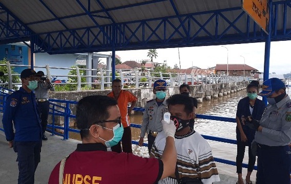 CEK SUHU TUBUH: Petugas Dishub Berau saat melakukan pengecekan suhu tubuh ke penumpang yang ada di Dermaga Wisata beberapa waktu lalu.