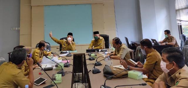 PEMBAHASAN: Bupati Berau, Muharram didampingi Wabup Berau, Agus Tantomo memimpin rapat pembahasan tindak lanjut penanganan Covid-19.