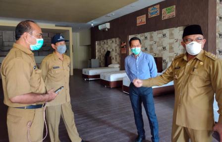 TINJAU: Ketua Gugus Tugas Penanganan Covid-19, Muharram meninjau kesiapan di Hotel Cantika Swara.