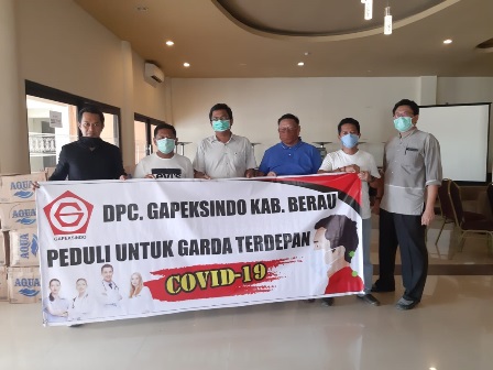 BANTU TENAGA MEDIS: Ketua Gapeksindo Suriansyah bersama Sekretarisnya Masdar dan pengurus Gapeksindo Berau lainnya, saat menyerahkan bantuan untuk membantu kebutuhan tenaga medis di RSD Covid-19 kemarin (7/4).