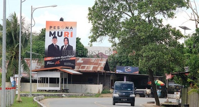 MULAI SOSIALISASI: Meski belum resmi, tetapi baliho pasangan calon bupati dan wakil bupati Muharram-Syarifatul mulai terpasang di beberapa sudut jalan di Kabupaten Berau.
