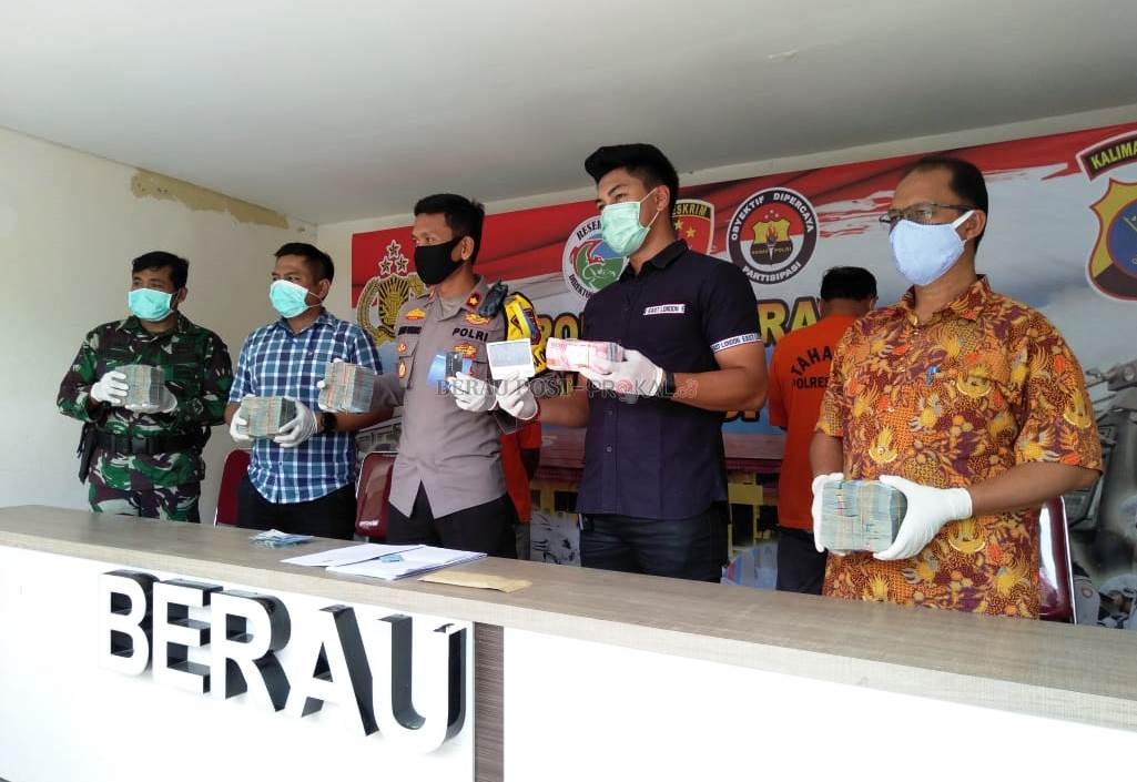 SABER PUNGLI: Ketua Tim Saber Pungli Kabupaten Berau, Wakapolres Berau Kompol Andin Wisnu Sudibyo, didampingi Ketua I Kepala Inspektorat Berau Reza Pahlevi, Ketua III Pasi Intel Kodim 0902/TRD Lettu Yusuf Zarkasi, dan Kasatgas Tindak Kasat Reskrim AKP Ren