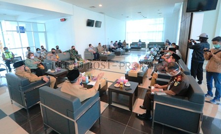 AKSES MASUK BERAU: Bupati Berau bersama Wakil Bupati Berau menggelar rapat terbatas dengan pihak Bandara Kalimarau dan perwakilan maskapai terkait akses penerbangan menuju Berau, kemarin (13/4).