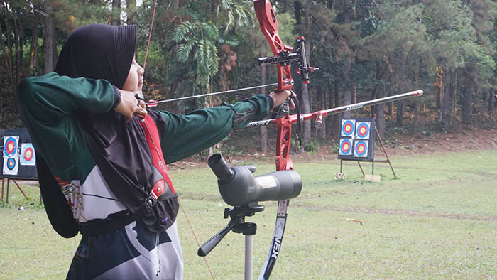 ASAH KEMAMPUAN: Atlet panahan kini menjalani latihan rutin mandiri di rumah masing-masing.