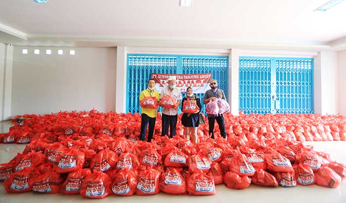 MEMBAGIKAN: Pimpinan PT Sukses Putra Tanjung (SPT) Group menyiapkan ribuan paket sembako yang akan disalurkan kepada masyarakat kurang mampu.