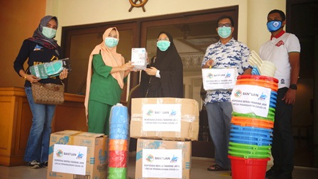 PEDULI TENAGA MEDIS: Koperasi Berau Marine Jaya, sebagai badan usaha FKMB menyalurkan bantuan untuk memenuhi kebutuhan tim medis di Rumah Sakit Darurat Covid-19 pada Sabtu (25/4) lalu.