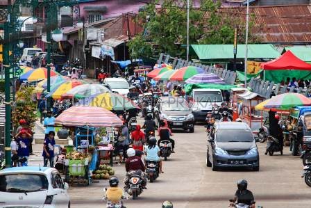 JAGA JARAK: Dalam masa pandemi Covid-19 seperti sekarang, pedagang dan pembeli harus selalu menjaga jarak dan memakai masker.