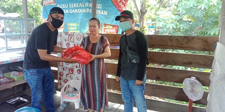 BERBAGI: Ketua KNPI Gunung Tabur Herman Sidiq bersama pengurus lainnya, Riski Hardani, menyerahkan bantuan sembako kepada warga yang yang terdampak Covid-19 namun tidak masuk dalam daftar penerima BLT, Kamis (30/4).