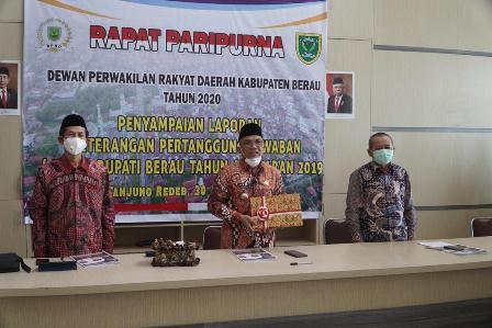 SAMPAIKAN LKPJ: Bupati Berau, Muharram menyampaikan secara simbolis LKPj Tahun 2019 kepada DPRD Berau melalui paripurna yang digelar secara online, (kemarin) 30/4).