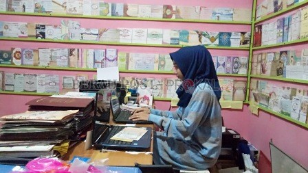 TAK ADA PESANAN: Kiki tidak lagi menerima pesanan cetak undangan sejak pandemi virus corona. Kini peralatan tempurnya hanya menjadi pajangan dan usahanya sudah tidak berjalan.